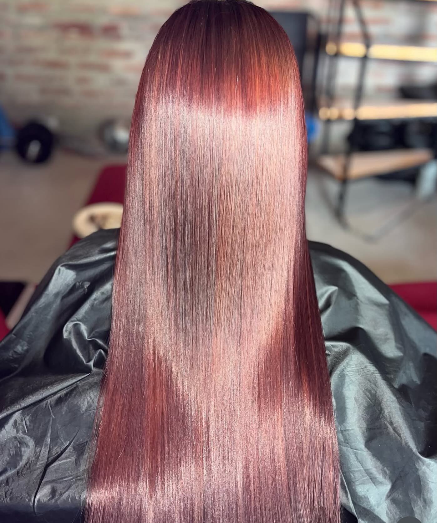 Trabajo real de Glow Capilar: cabello rojizo largo, visto de espalda